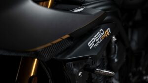 Street Triple Breitling. Breitling Chronomat B01 42 Triumph